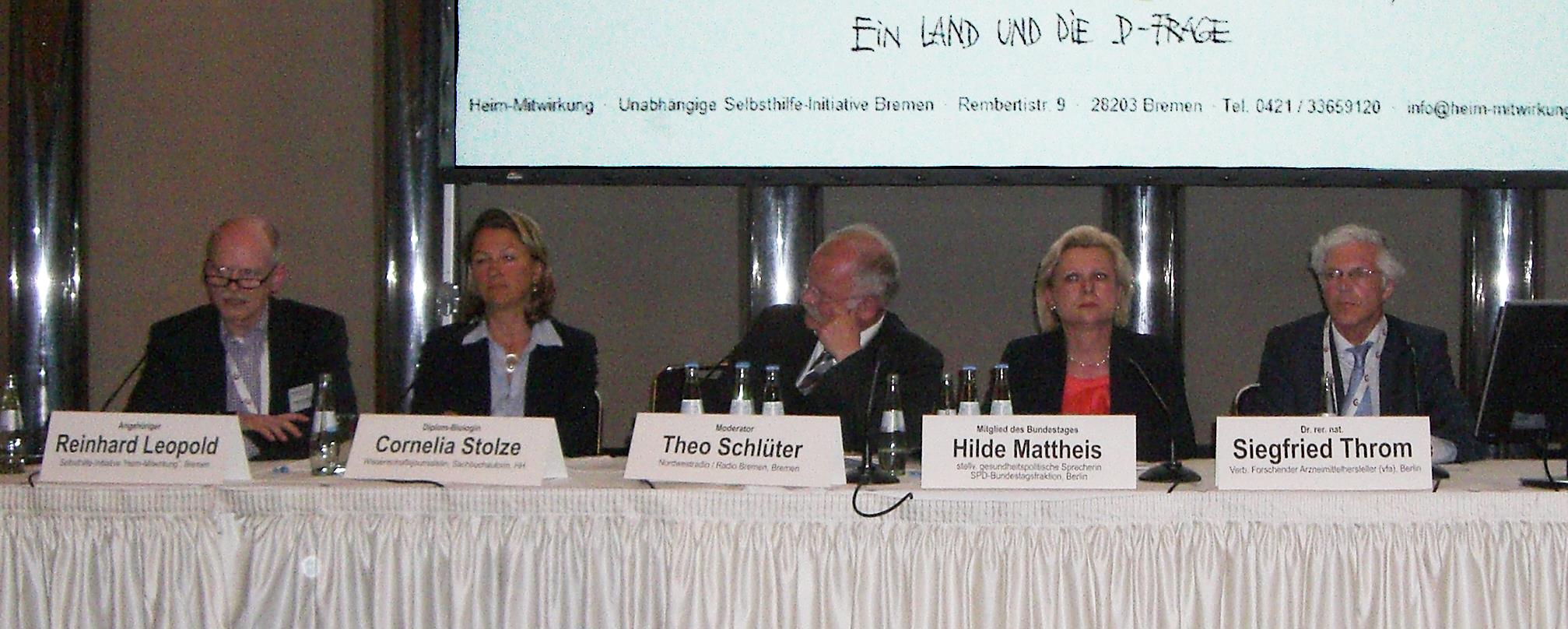 Gäste bei der Podiumsdiskussion (v.l.) Reinhard Leopold, Cornelia Stolze, Theo Schlüter (Moderator), Hilde Mattheis, Siegfried Throm